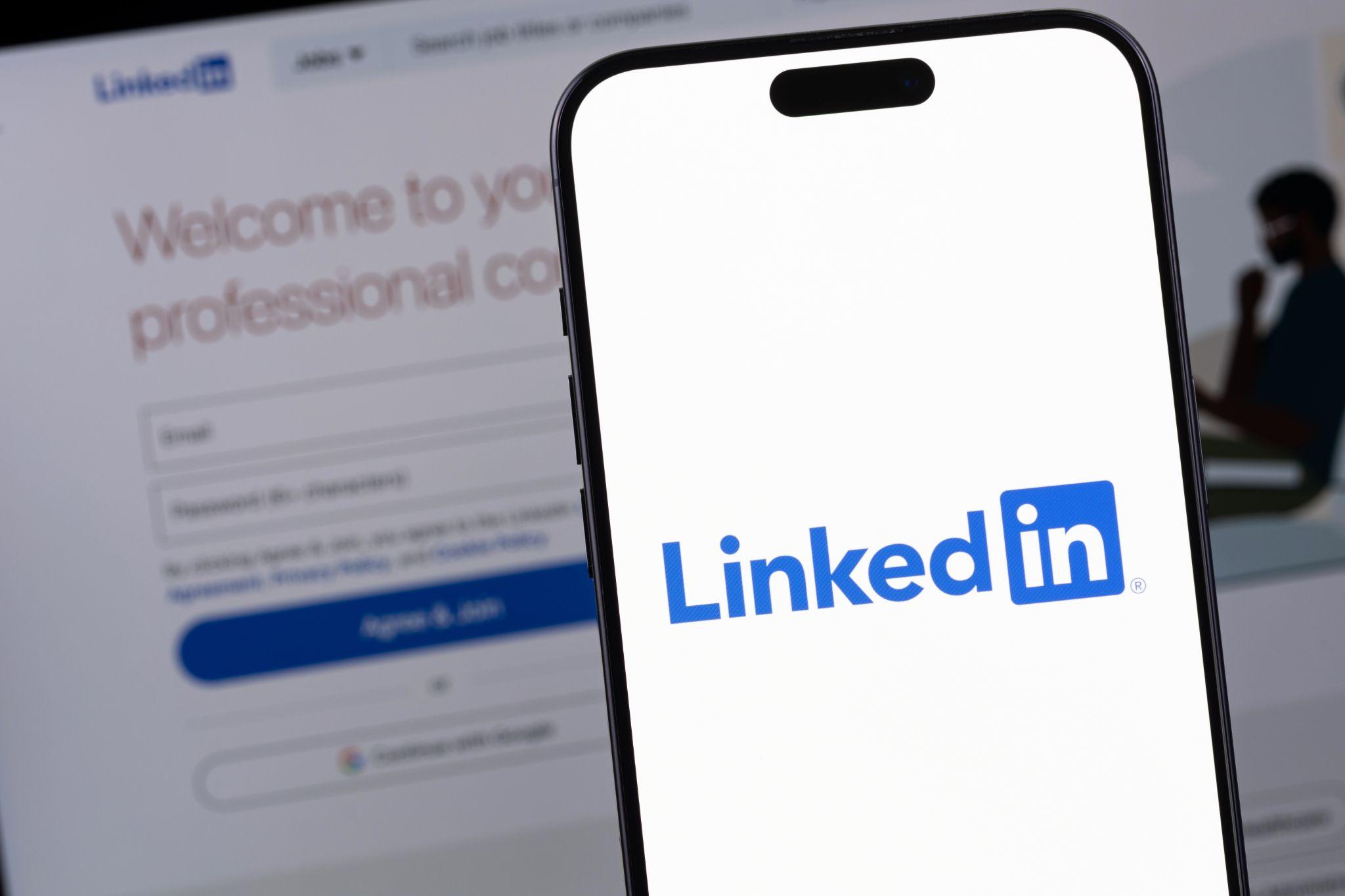How to identify active customers through LinkedIn accounts? Both mobile phone numbers and email addresses can be used.